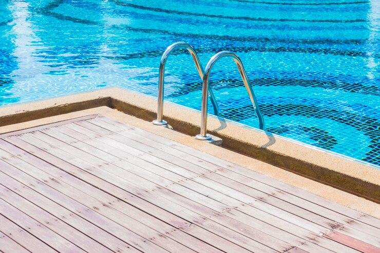 Vantagens e Cuidados Essenciais com Deck de Piscina de Fibra