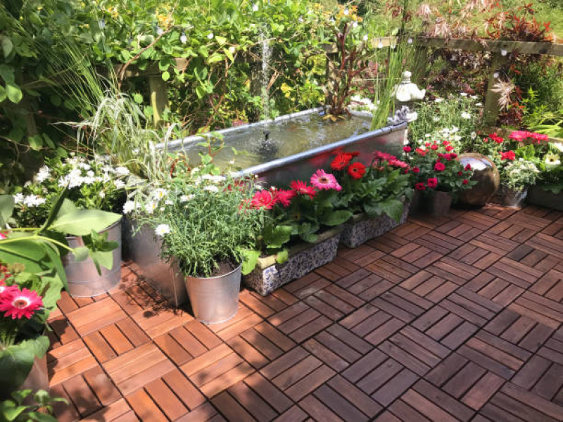 Deck em Jardim Pequeno Valores Sadokim - Jardins com Relva Artificial e Deck