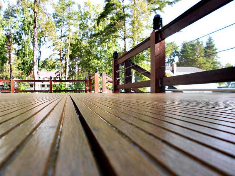 Deck Pequeno no Jardim Centro - Deck para Jardim de Madeira