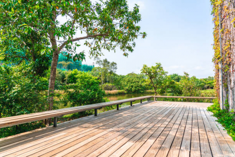 Qual o Custo de Deck de Madeira Jardim Água Chata - Deck para Jardim Pequeno