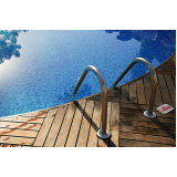 deck com piscina instalação Cocaia